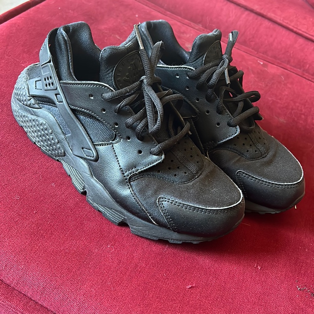 Women’s Nike Huarache’s SIZE8